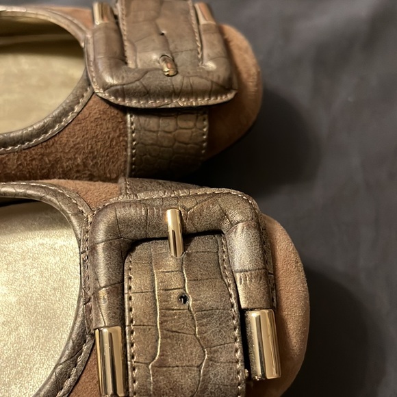 Bandolino Tan wedge shoes with buckle trim - Picture 4 of 6